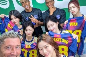还原度如何?巴萨球员与韩国女团互动,互相模仿对方经典pose🫶